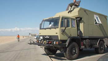 Nhà di động từ xe quân sự đủ sức băng qua 6 châu, 'nhét được cả một căn hộ', đi 1.600km khi đầy bình