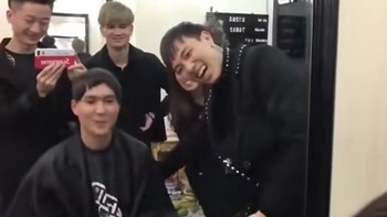 Thanh niên khóc thét vì học theo cách cắt tóc trên mạng