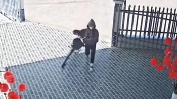 Gia chủ nhà ngay chân cầu nhận cơn mưa lời khen vì sự tinh tế