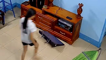 Bé gái hú hồn khi sút bóng làm đổ tivi