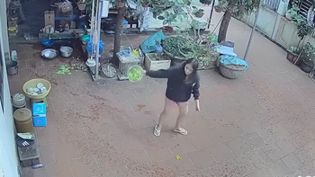 Cô gái đứng hình 5 giây khi trổ tài vẩy rau