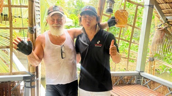 Đang viral: Ông Tây gặp chú miền Tây, ai mạnh tiếng gì nói tiếng đó