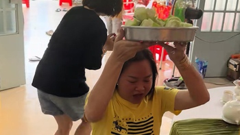 Cười sảng với màn cầu xin bề trên 'năm nay làm ăn phất lên' của cô gái