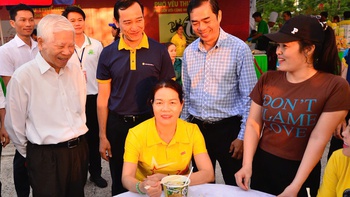 Nguyên Chủ tịch nước Nguyễn Minh Triết đến với Phở yêu thương ở Bàu Bàng