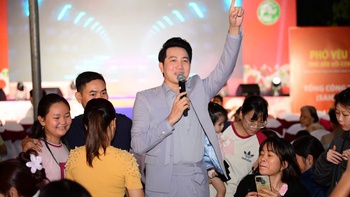 Người dân Bàu Bàng vừa ăn Phở yêu thương vừa nghe ca sĩ hát 'thật đã'