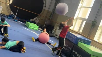 Cô gái nhận cú phản dame cực gắt vì thích trêu bạn