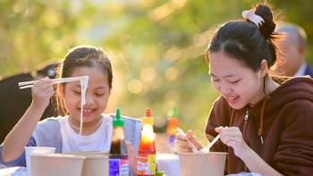 Công nhân, người lao động Bàu Bàng tranh thủ ăn phở trước khi vào ca