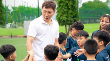 HLV Kim Sang Sik tiếp sức giấc mơ sân cỏ cho cầu thủ nhí Việt Nam