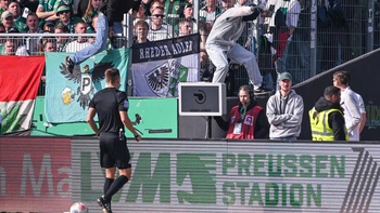 VAR tắt ngúm vì cổ động viên rút dây nguồn để cứu đội nhà