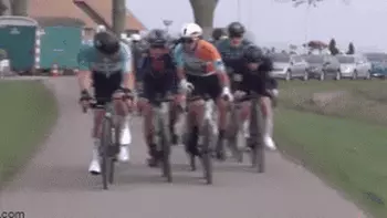 Tay đua xe đạp bị truất quyền thi đấu vì ký đầu đối thủ