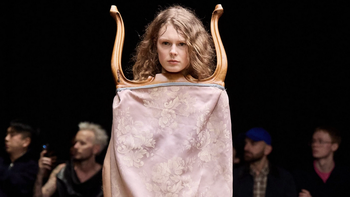 Tách trà, thảm chùi chân... thành đồ thời trang