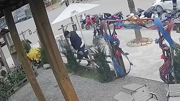 Chàng trai ngã sấp mặt vì đi vào quán kiểu ngược đời