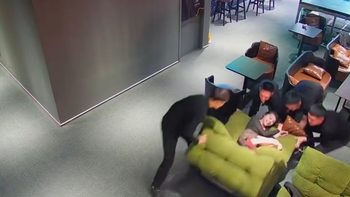 Cô gái ngồi lật ghế, 4 chàng trai hợp sức mới đỡ dậy được