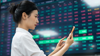 VN-Index bùng nổ phiên sáng, tăng hơn 30 điểm nhờ cổ phiếu Vingroup