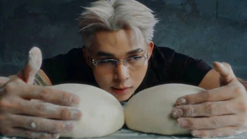 Jun Phạm bị 'tuýt còi', gỡ MV vì hình ảnh gợi dục: Cái giá của sự quá đà?