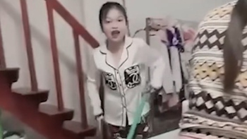 Cô gái diễn lại cảnh khi nhà có con gái lười biếng bị mẹ mắng