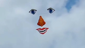 Chiếc diều độc lạ có 1-0-2