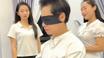 Đỉnh cao bịt mắt của Ngọc Sơn: Đánh bóng không trượt, gõ đàn không sai