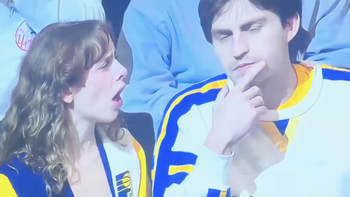 Cãi nhau trên khán đài, cặp đôi vô tình khiến 20 triệu người hóng chuyện