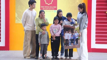 Cả trường quay xúc động khi chứng kiến món quà bất ngờ là bức ảnh gia đình được phục dựng