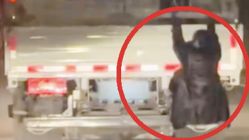 Bám càng xe tải để 'bắt gian' chồng