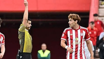 Fan bật cười vì lý do bị thẻ đỏ của cầu thủ Granada