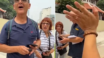 Khách nước ngoài tới Việt Nam du lịch để quên ví tại quán cà phê và cái kết ấm lòng