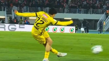 Siêu phẩm vắt chéo chân ngoài vòng cấm khiến thủ môn bó tay