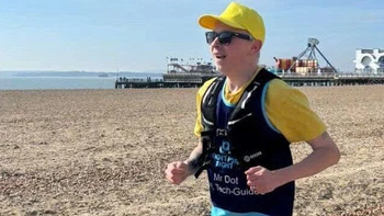 VĐV khiếm thị chạy marathon nhờ “mắt” từ xa