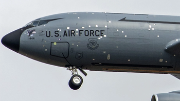 Vì sao thân máy bay tiếp dầu ở Trung Đông của Mỹ lại đầy... 'mụn'?