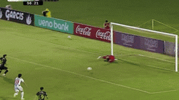 Cú phá bóng “đi vào lòng đất”, fan giật mình nhìn bóng… vào lưới