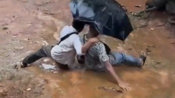 Hai thanh niên ngã dập mông vì đoạn đường trơn trượt