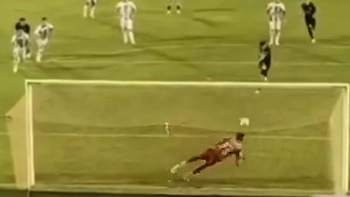 Thủ môn bị đồng đội sút tung lưới