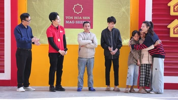 Hai cô bé vui mừng ôm bảng thưởng chạy khắp sân khấu để khoe với khán giả