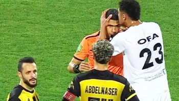 Cầu thủ Ai Cập ăn mừng bàn thắng bằng cách ôm hôn… trọng tài