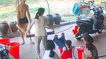 Con gái lọt thỏm vào xô nước vì nhiệt tình giúp đỡ ba