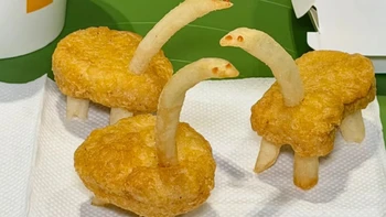 Gà rán hóa khủng long: khi bữa ăn nhanh bỗng thành… vườn thú mini