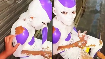 Bị mắc kẹt trong.... sơn sau khi hóa thân thành Frieza đại đế