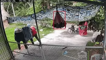 Dễ thương: Shipper giúp chủ nhà mang quần áo vào cất lúc trời mưa