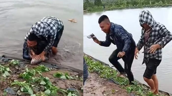 Hai thanh niên giữ được con cá khủng, hỏng 2 mất điện thoại