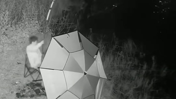 Cần thủ bị cá giật xuống hồ