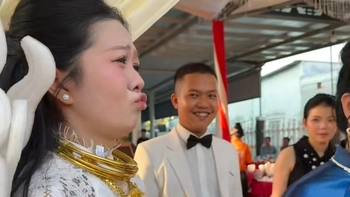 Thấy trên mạng bày mẹo chu môi là nín khóc, cô dâu bắt chước nhưng cái kết lạ lắm