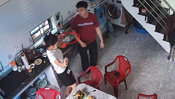 Bà cạn lời với hai đứa cháu hậu đậu