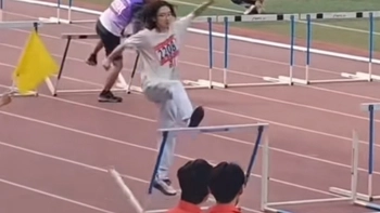 Nữ sinh liên tục đạp đổ rào khi thi chạy vượt chướng ngại vật