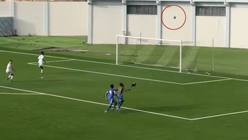 Cầu thủ quê một cục khi chưa ghi bàn đã vội ăn mừng