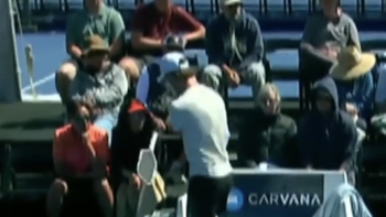 Top 3 thế giới pickleball bị loại vì ném vợt trúng khán giả