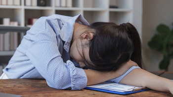 Ngủ 5 tiếng trong giờ làm việc để phản đối lương thấp