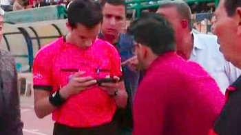 Trọng tài Ai Cập bị treo còi vĩnh viễn vì dùng điện thoại làm… VAR