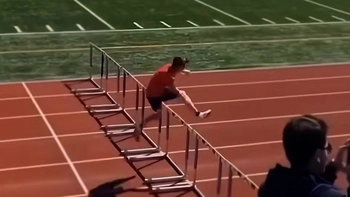 Cười khoái chí khi thấy đứa bạn thân thi chạy vượt rào ngã