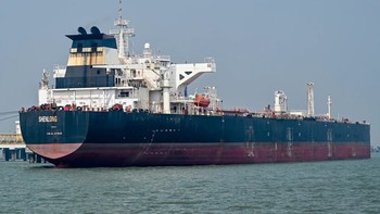 Giá dầu bật tăng 5%, chứng khoán lao dốc sau tuyên bố 'đánh Iran cực mạnh' của ông Trump